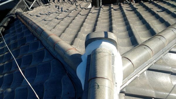 越谷市にて瓦の屋根修理〈テレビアンテナの撤去・漆喰補修〉 施工後